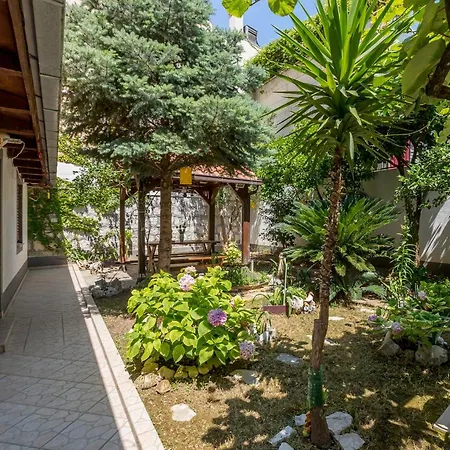 Апартаменты Paradise Garden *