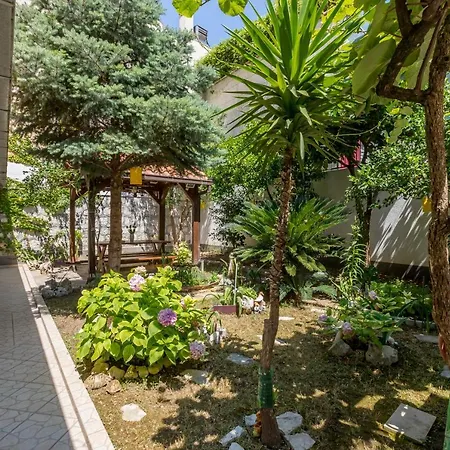 Апартаменты Paradise Garden *